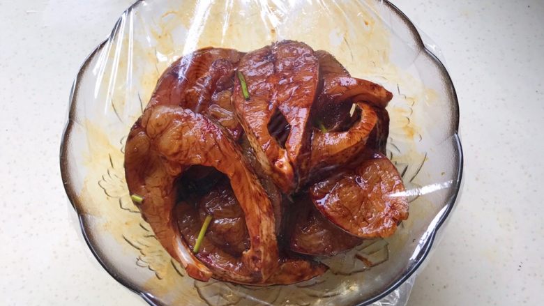 秘制酥鱼,盖保鲜膜放冰箱冷藏两小时