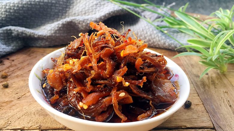 麻辣香菇丝,等油温冷后,放入密封瓶子里慢慢食用!