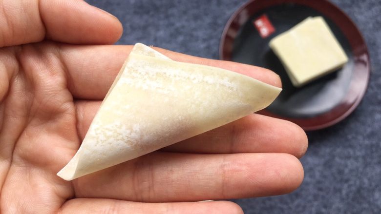 紫菜小馄炖,馄炖皮对折后用手捏紧。根据个人喜爱,捏成自己喜欢的样子。
