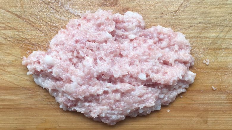 紫菜小馄炖,再用刀剁成肉糜,如果嫌麻烦,可以用料理机完成。