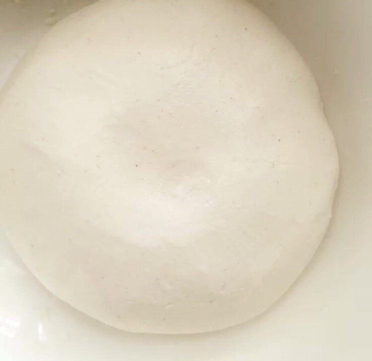 生煎包,将所有材料混合揉成光滑的面团,盖上保鲜膜醒面半小时