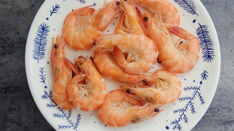 宝宝辅食~鲜虾松,煮熟后捞出