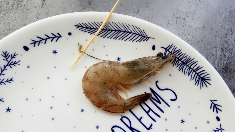 宝宝辅食~鲜虾松,用牙签把虾线去掉