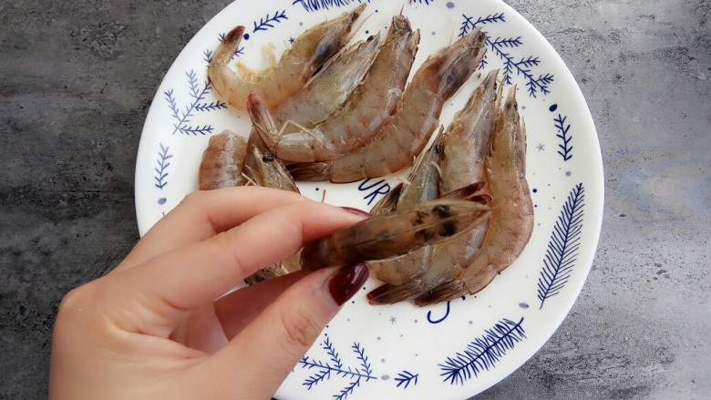 宝宝辅食~鲜虾松,首先把大虾洗干净,用剪刀把虾线剪掉