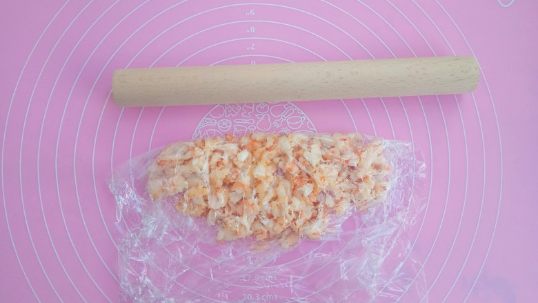 宝宝辅食~鲜虾松,放入保鲜袋里(家里没有保鲜袋了用的保鲜膜)