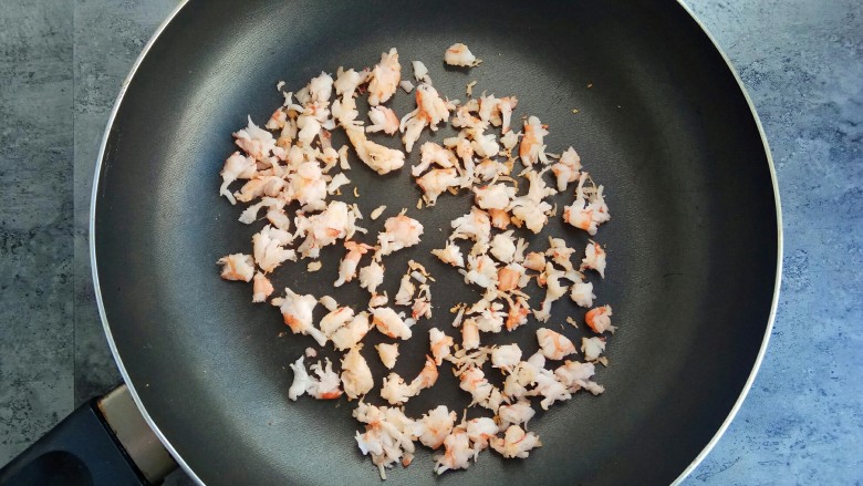 宝宝辅食~鲜虾松,慢慢烘干,看到虾肉半干时盛出