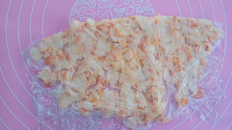 宝宝辅食~鲜虾松,用擀面杖擀碎