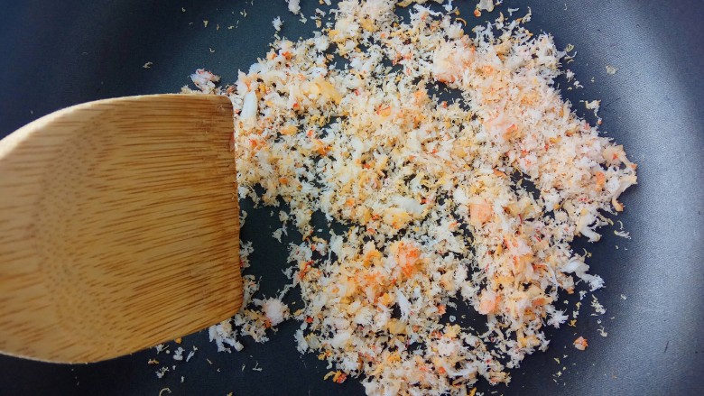 宝宝辅食~鲜虾松,小火翻炒,别糊了