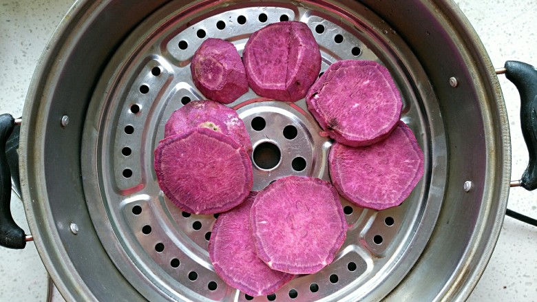 午后甜蜜茶点之芝士紫薯坚果吐司卷(烤箱版),入蒸锅蒸熟(中火大约15分钟左右)
