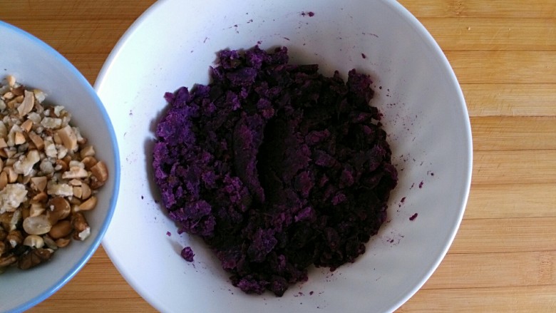午后甜蜜茶点之芝士紫薯坚果吐司卷(烤箱版),倒入花生碎,核桃碎混合均匀