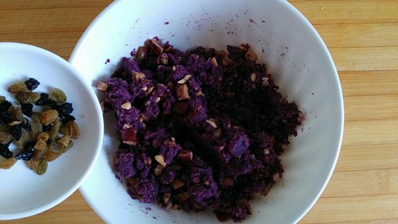 午后甜蜜茶点之芝士紫薯坚果吐司卷(烤箱版),倒入葡萄干,蓝莓干丁混合均匀