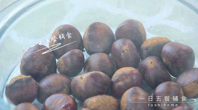 板栗泥 宝宝营养辅食,好吃又营养,板栗上锅蒸20分钟。