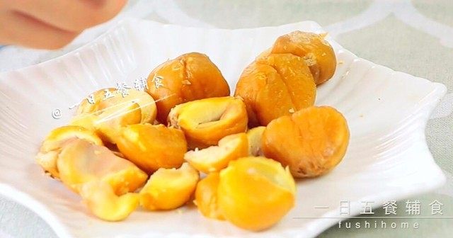 板栗泥 宝宝营养辅食,好吃又营养,很多大块完整的。但如果凉下来了就不太好剥了。