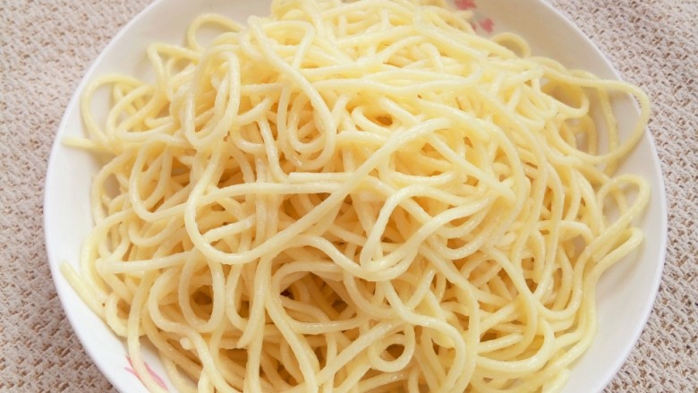 花样面条+凉面,先准备一个盆，倒适量<a style='color:red;display:inline-block;' href='/shicai/ 846'>色拉油</a>，放旁边备用。锅内烧水，水开后下面条，搅散煮两分钟捞起，放入装有<a style='color:red;display:inline-block;' href='/shicai/ 846'>色拉油</a>的盆内，立即搅拌均匀，借助风扇让面条快速冷却下来，边搅拌边扇。