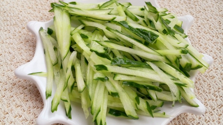 花样面条+凉面,<a style='color:red;display:inline-block;' href='/shicai/ 54'>黄瓜</a>洗净切丝