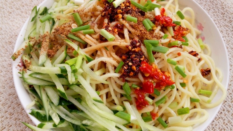 花样面条+凉面,<a style='color:red;display:inline-block;' href='/shicai/ 2802'>老姜</a>和<a style='color:red;display:inline-block;' href='/shicai/ 2794'>大蒜</a>拍碎，装在碗里，加少许盐，竖着拿擀面杖捣得更碎，加适量纯净水搅拌均匀成姜蒜水，这一步很重要，提味作用大。面条加姜蒜水，<a style='color:red;display:inline-block;' href='/shicai/ 91314'>熟油辣椒</a>，<a style='color:red;display:inline-block;' href='/shicai/ 788'>生抽</a>，醋，<a style='color:red;display:inline-block;' href='/shicai/ 3729'>白糖</a>，<a style='color:red;display:inline-block;' href='/shicai/ 10404'>花椒面</a>，<a style='color:red;display:inline-block;' href='/shicai/ 3738'>芝麻油</a>，<a style='color:red;display:inline-block;' href='/shicai/ 717'>味精</a>，小米辣，铺黄瓜丝，洒<a style='color:red;display:inline-block;' href='/shicai/ 3232'>香葱</a>。