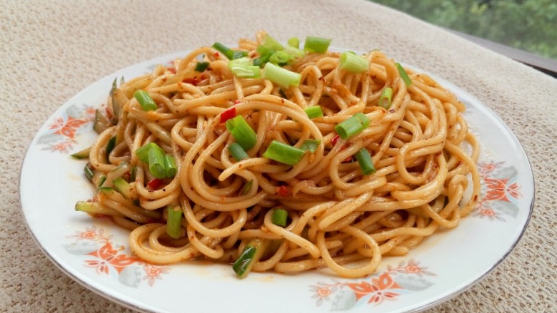 花样面条+凉面,拌匀就可以吃了，夏日必备哦！