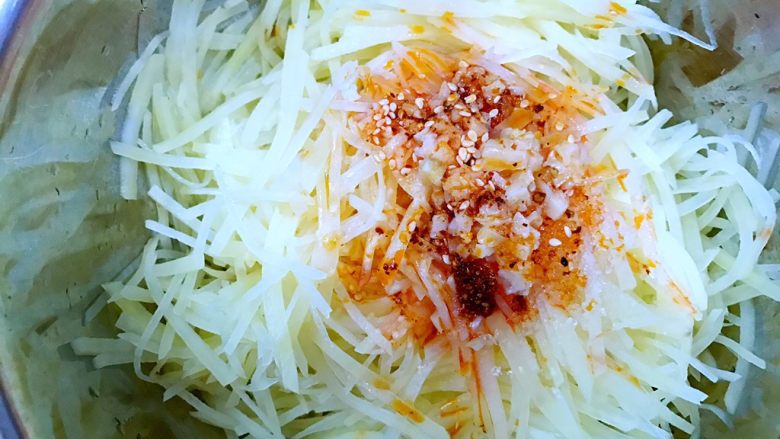 调动你的味蕾——红油土豆丝,按自己口味加入<a style='color:red;display:inline-block;' href='/shicai/ 852'>辣椒油</a>,我们家爱吃辣所以放的多些