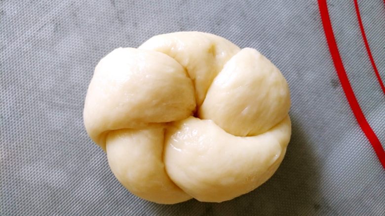 花环面包,另一端塞入结中心,与前一端粘合