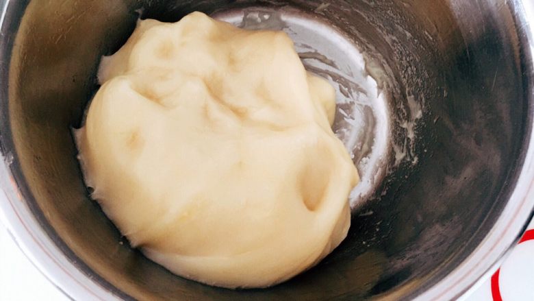 迷你巧克力麻薯软欧,像揉面团一样把黄油揉进糯米团里,用手直接肉很快的。
黄油被完全吸收后盖上保鲜膜备用
这里补上一步,就是坚果馅
用一个碗把<a style='color:red;display:inline-block;' href='/shicai/ 665'>核桃</a>、提子干、大杏仁片翻进去混合均匀即可
<a style='color:red;display:inline-block;' href='/shicai/ 665'>核桃</a>是烤熟了的,要尽量掰碎一点。
