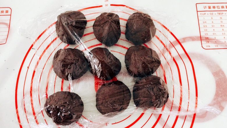 迷你巧克力麻薯软欧,把面团分成9个,每个60左右,我的面团一发后重量刚好540。
盖上保鲜膜,防止风干