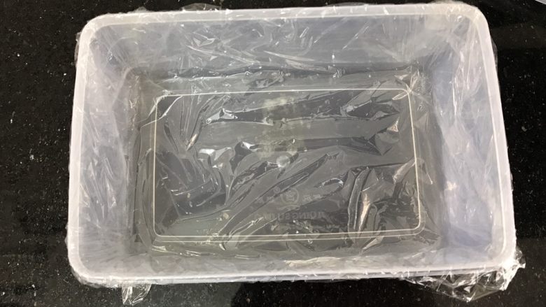 芒果牛奶千层糕,准备一个保鲜盒,垫上保鲜膜,好脱模
不垫也挺好脱,只是垫上吃完不用洗盒子,哈哈
