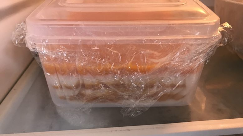芒果牛奶千层糕,到再后一层加入之后,放进冰箱“冷藏”哟,冷藏4小时以上,就可以吃了
我一般冷藏一夜,口感更加Q弹!