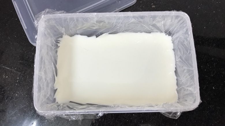 芒果牛奶千层糕,晾凉的牛奶液先倒入一层,厚薄随自己喜欢,也可以先倒芒果液