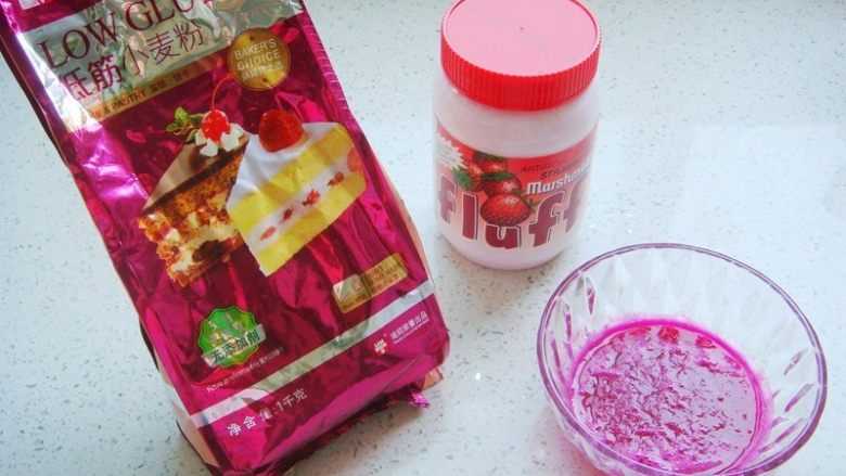 出水芙蓉饼干,准备食材,红心火龙果取汁过滤备用。