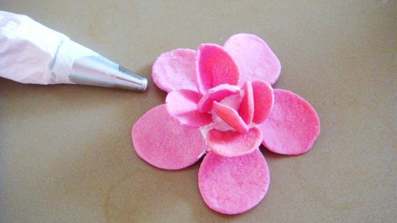出水芙蓉饼干,再挤上点棉花糖,随意摆放小号花瓣。