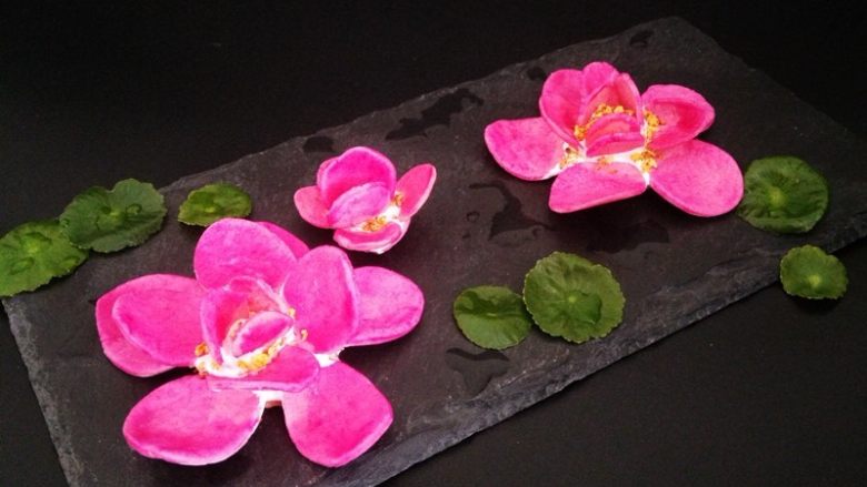 出水芙蓉饼干,下有并根藕,上有并头莲。