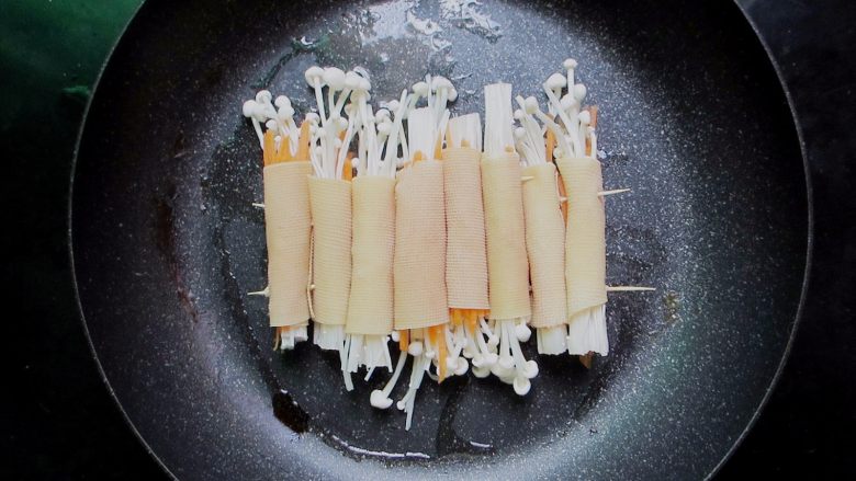 内有乾坤的烤豆皮,锅放少许油,把串好的卷豆皮放入锅中