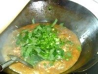 藿香烧鱼,鱼肉煮熟后,放入一部分葱花和藿香,煮至断生