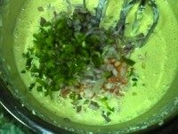 鲜虾咸芝士蛋糕,倒入处理好的虾肉、青椒、洋葱
