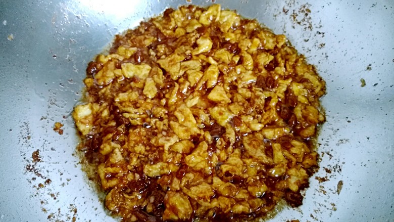 花样面条+蟹味鸡蛋炸酱面,翻炒大约两分钟即可关火出锅了!