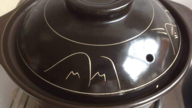 黄豆猪皮汤,盖上锅盖,大火烧开后,转小火煮两个小时。