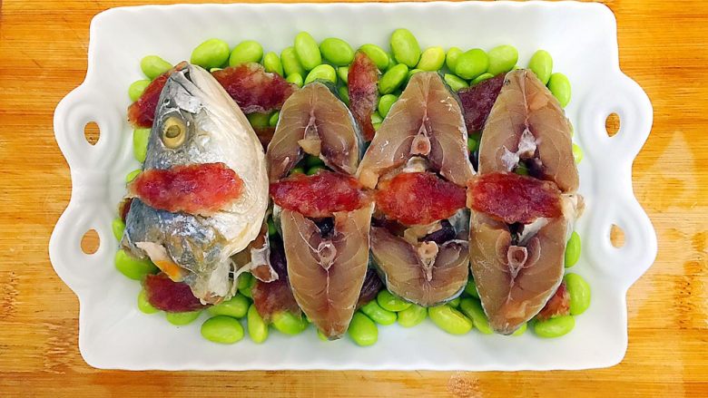 毛豆腊肠蒸白鲞(一道菜满足两个愿望)
,把白鲞如图所示,铺上去!