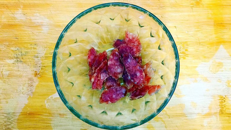 毛豆腊肠蒸白鲞(一道菜满足两个愿望)
,腊肠稍微清洗一下,如图所示,斜着切成薄片,备用!