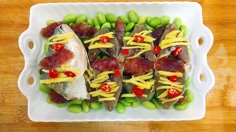 毛豆腊肠蒸白鲞(一道菜满足两个愿望)
,再在每块白鲞上放上小红辣椒!