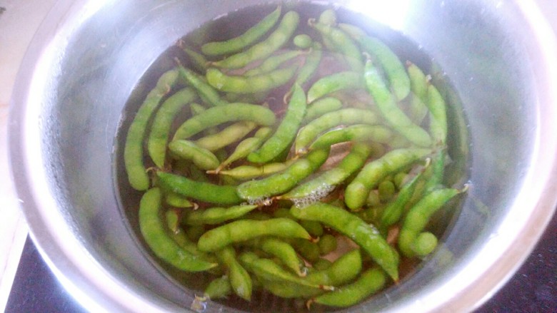 毛豆炒胡萝卜,锅烧开水,放入毛豆焯十分钟