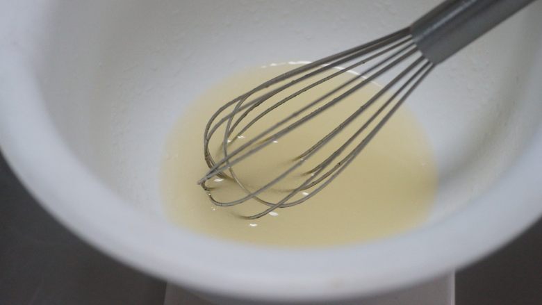 红丝绒奶油奶酪蛋糕,用蛋抽搅拌进行快速乳化,乳化的状态如图。