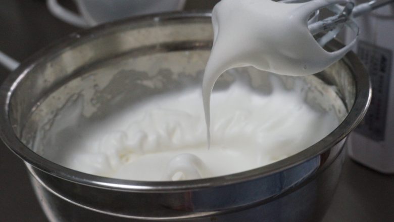 红丝绒奶油奶酪蛋糕,当提起打蛋器,打蛋头前方出现长弯钩时,改用低速,继续搅拌