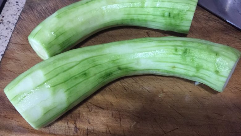 丝瓜煮汤,<a style='color:red;display:inline-block;' href='/shicai/ 57'>丝瓜</a>洗干净刮皮去头