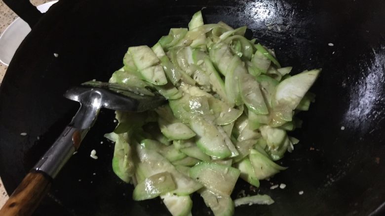 丝瓜煮汤,油烧开，放入丝瓜，炒软，加入水，煮开