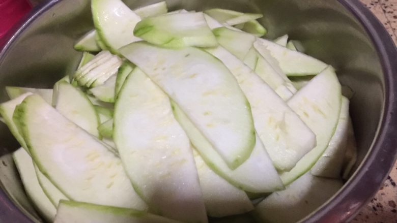 丝瓜煮汤,丝瓜切片