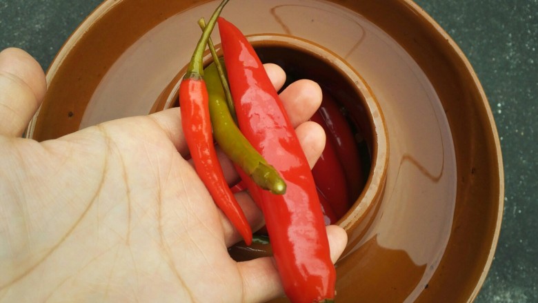 泡椒猪肝,抓出<a style='color:red;display:inline-block;' href='/shicai/ 703'>泡椒</a>(今天不想太辣,所以没用小米椒)。
