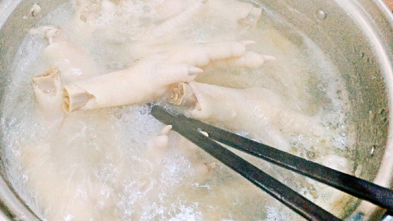 自制泡椒凤爪,煮<a style='color:red;display:inline-block;' href='/shicai/ 4552'>凤爪</a>,煮熟后捞出锅
