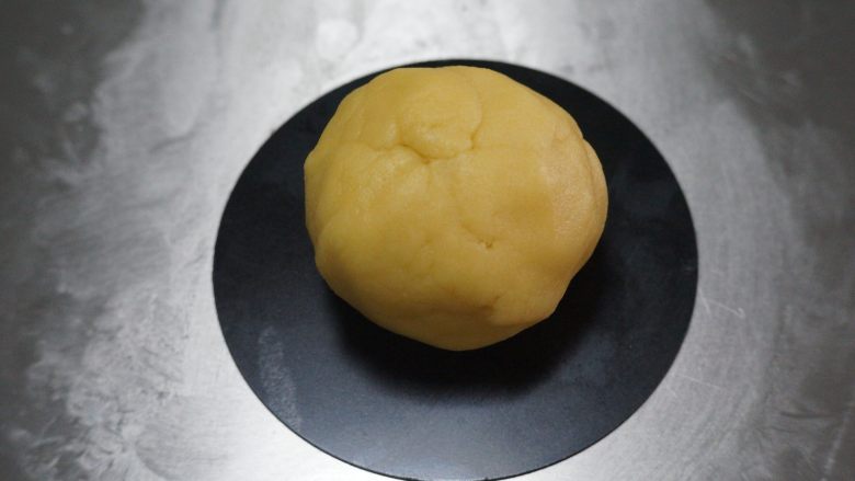 蓝莓布丁派,冷藏好的派饼面团取出,放在6寸派盘的活底盘上