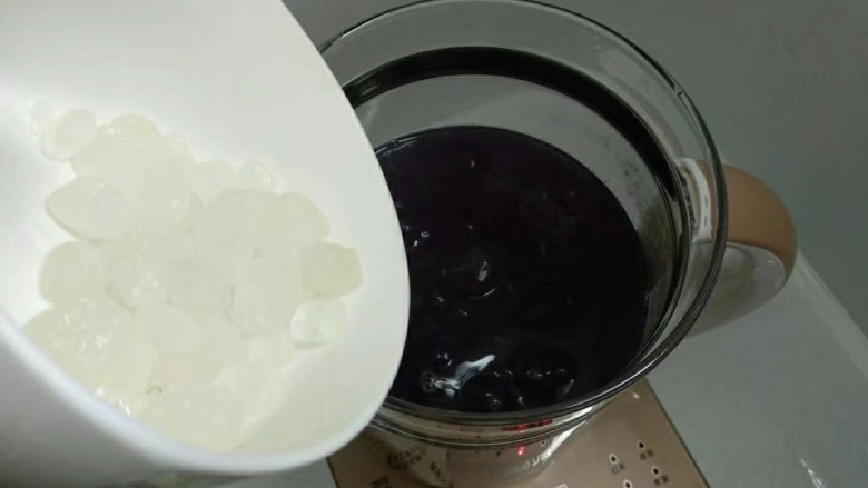 紫薯西米露,放入白糖搅匀,即可关火。