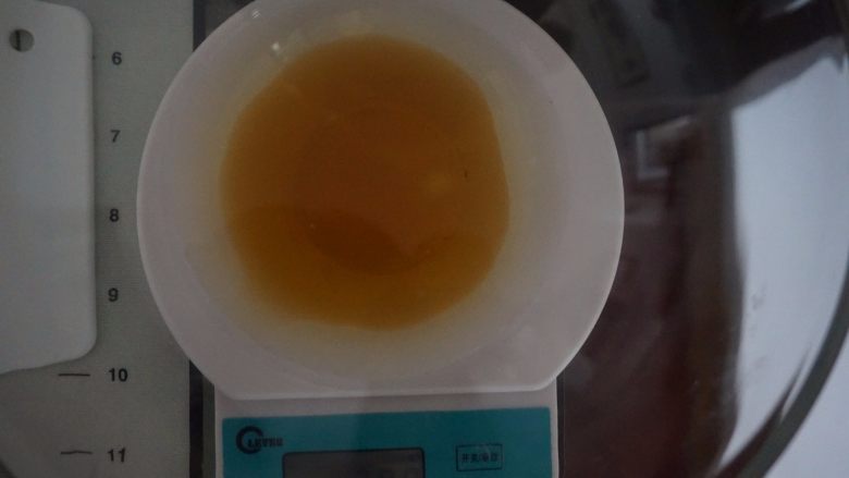 奇亚籽可可星星小饼,然后倒入40g枫树糖浆，充分搅拌让糖浆和油充分融合